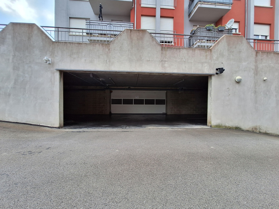 ProGimmo - Emplacement de parking intérieur au 143, route de Pétange à Niederkorn - Entrée de garage.jpg