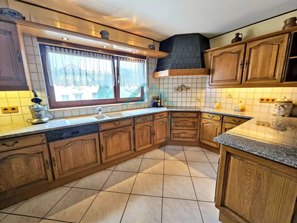 Moradia com 8 quarto(s) para venda em Helmdange