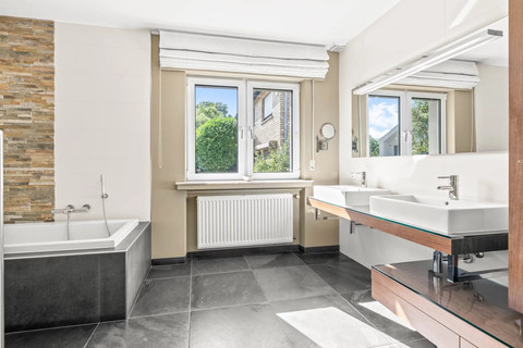 House with 6 bedroom(s) to sell in Roeser