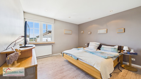 House with 5  bedroom(s) to sell in Freudenburg