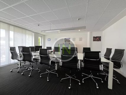 Office to rent in Findel